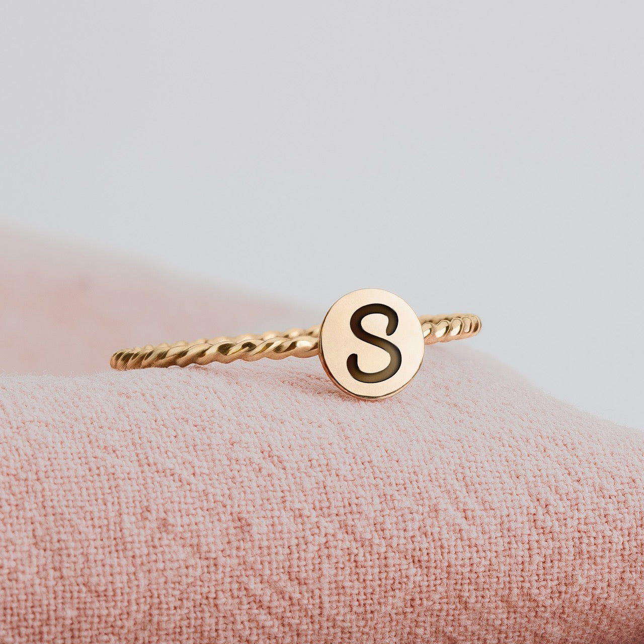 Initial Braided Rope Ring | Personalized Custom Letter Ring Band in Silver, Gold, Or Rose Gold | Family Signet Monogram Stackable Twist Ring